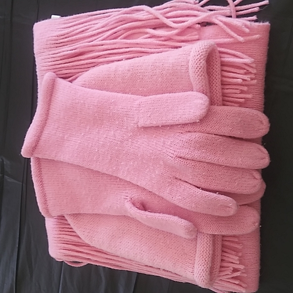 Scarf, hoodie, gloves set - Picture 6 of 6